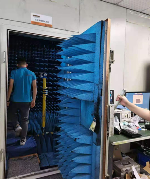 金航標的微波暗室和在調試產品的射頻工程師